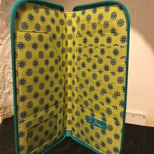 Vera Bradley passport cover; zippered